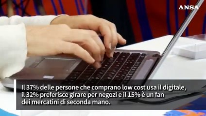 Vestiti low cost, li comprano 4 italiani su 10 soprattutto online