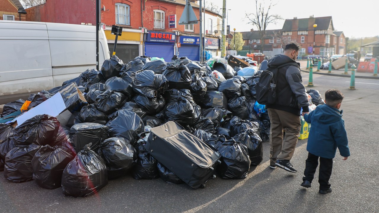 Eine britische Stadt verwandelt sich in ein 'Kriegsgebiet', weil sich durch Müllstreiks 17.000 Tonnen Müll auftürmen