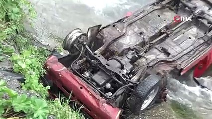 Uzun süredir park halindeki otomobili dereye attılar