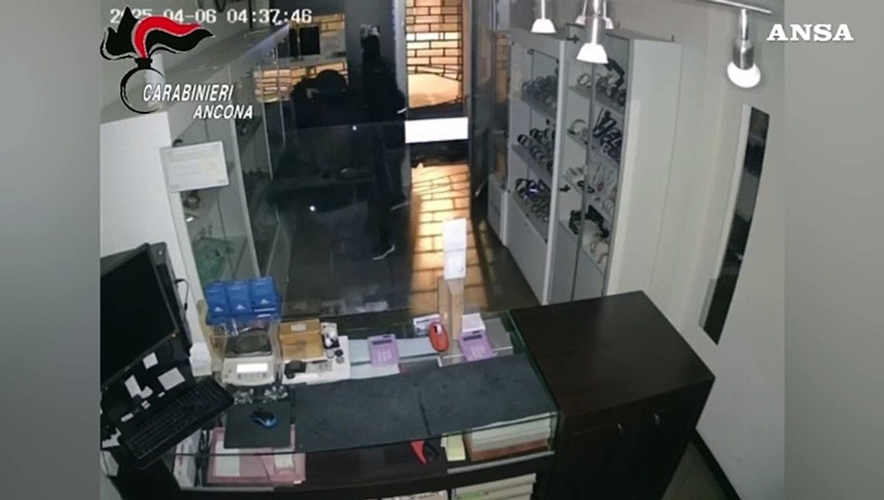 Ancona, arrestati in flagranza mentre tentavano di svaligiare una gioielleria