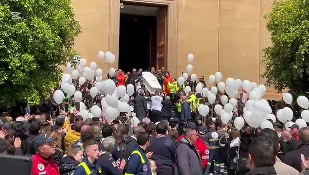 Palloncini bianchi, applausi e lacrime ai funerali di Sara Campanella a Misilmeri