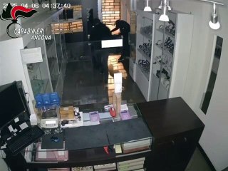 Ancona: Sorpresi a rubare dopo una spaccata in gioielleria. Due arresti (07.04.25)