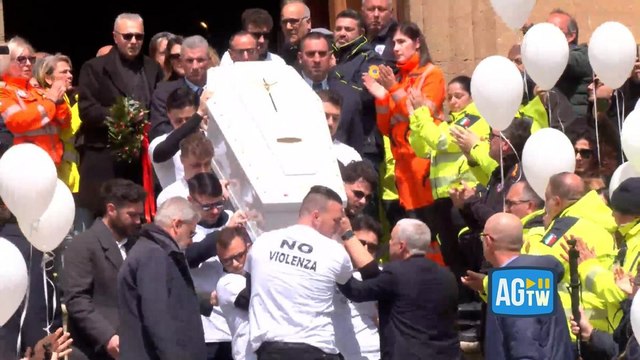 Misilmeri, il feretro di Sara Campanella lascia la chiesa tra gli applausi