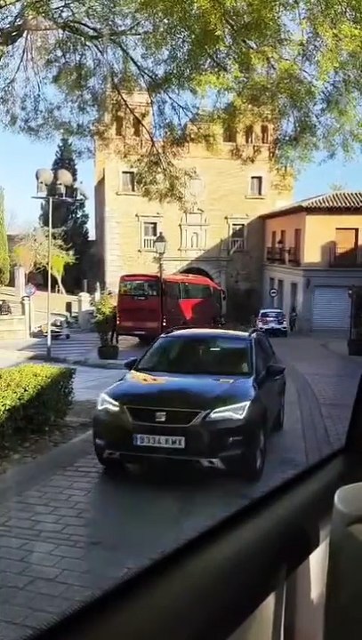 Autobús atascado en la Puerta del Cambrón