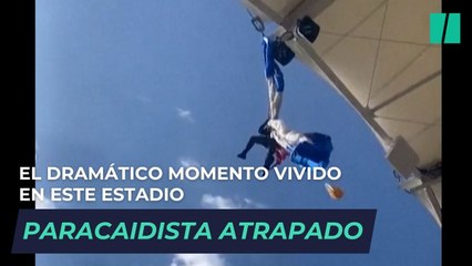 El dramático momento vivido en este estadio cuando un paracaidista queda atrapado en el techo tras un aterrizaje fallido
