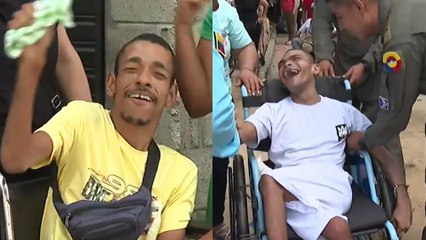 Aldrin y Mariano, jóvenes con parálisis cerebral en La Guajira, reciben sillas de ruedas transformadoras