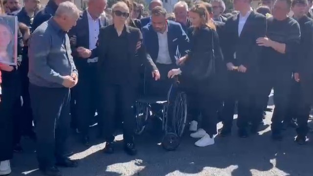 Corteo funebre di Ilaria Sula, 2mila persone a piedi verso il cimitero di Terni: la mamma non ce la fa, va in carrozzella