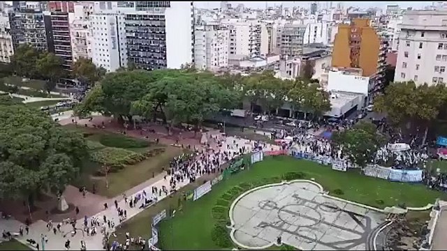 Las columnas sindicales empezaron a colmar Plaza Congreso