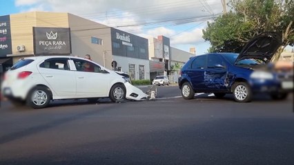 Onix e Palio se envolvem em acidente na Avenida Assunção