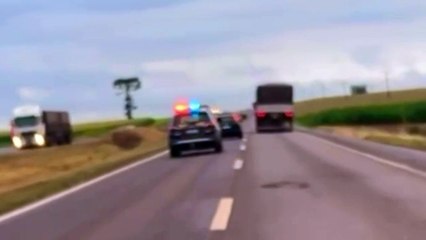 Vídeo mostra quando veículo com 700 kg de maconha capota no PR