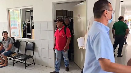 Le lanzan huevos al alcalde de Puerto Suárez