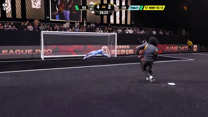 Jules Koundé falla su primer 'penalti presidente' en la Kings League Francia.