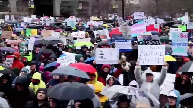 Manifestantes protestan contra los recortes de Trump y Musk en ciudades de todo EE.UU.