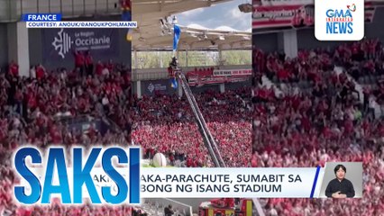 Lalaking naka-parachute, sumabit sa gilid ng bubong ng isang stadium | Saksi