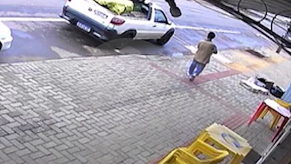 Família pede internamento urgente de homem que quebrou carro na Avenida Carlos Gomes