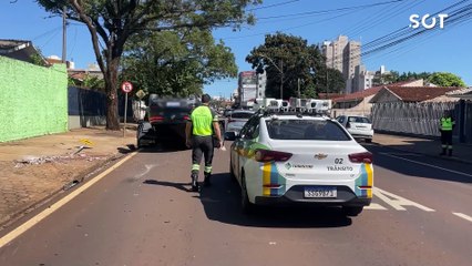 Mercedes capota após colisão com HB20 no centro de Cascavel