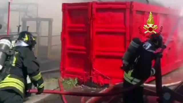 BICINICCO (UD) - INCENDIO DEPOSITO SCARTI LIGNEI, PROSEGUE IL LAVORO DEI VIGILI DEL FUOCO (07.04.25)