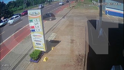 Motociclista cai dentro de caçamba de veículo após acidente na Av. Piquiri