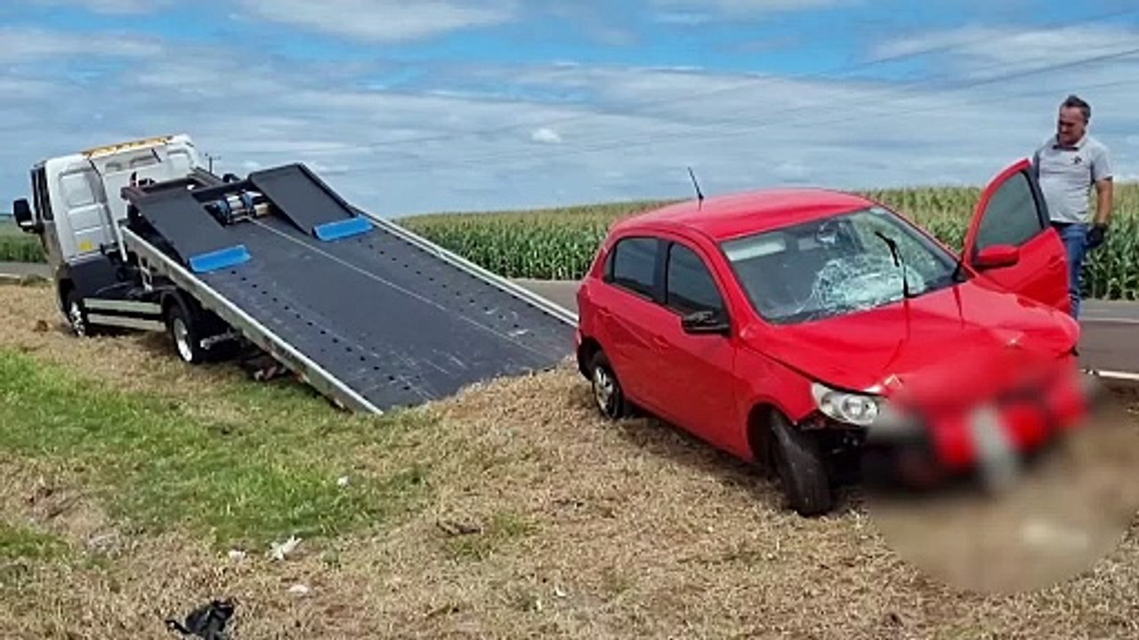 Gol fica destruído em acidente na BR-163, em Cascavel