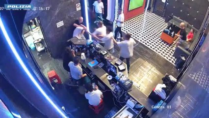 Guerra delle grucce a Prato, il commando guidato dall'ex militare in azione: il video