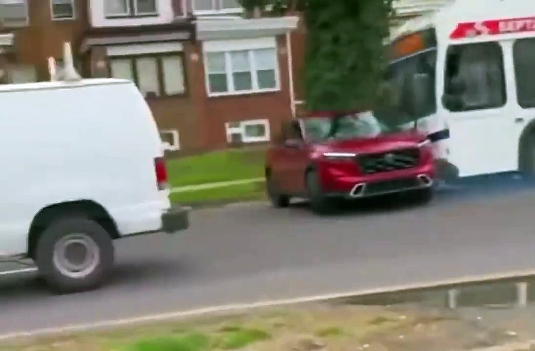 Ce chauffeur de bus n'a pas vu qu'il poussait une voiture... oups