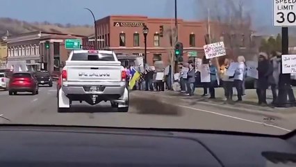 Ce conducteur pollue un peu trop... ça va tousser
