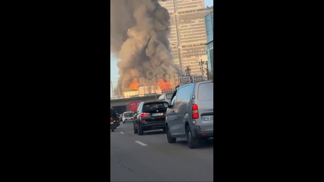 Paris : les images impressionnantes de l'incendie en cours dans le 17e arrondissement (vidéo)