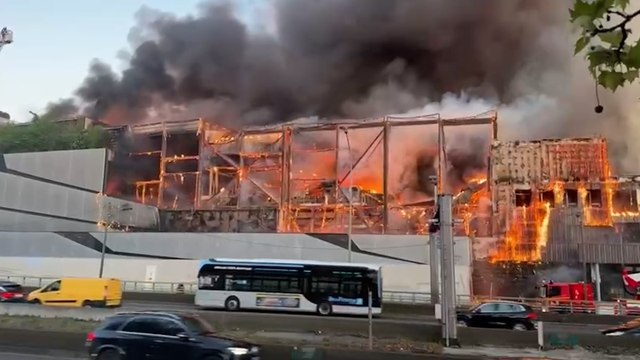 Paris : violent incendie dans un centre de tri du XVIIe arrondissement