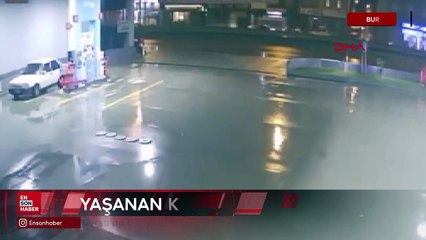 Bursa'da bariyerlere ve kaldırıma çarpan otomobilin sürücüsü yaralandı