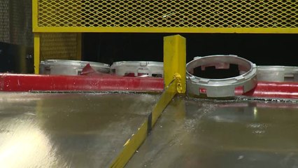 Le ministre Dominic LeBlanc en visite chez AMT Moulage à Saint-Cyprien