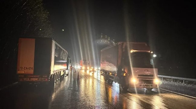 Tır makas attı, trafiği birbirine kattı