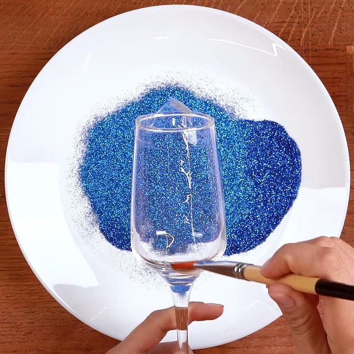 DIY glitter champagne glass! 🥂