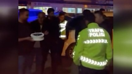 Kavga ihbarına giden polisler esnafın pasta sürpriziyle karşılaştı