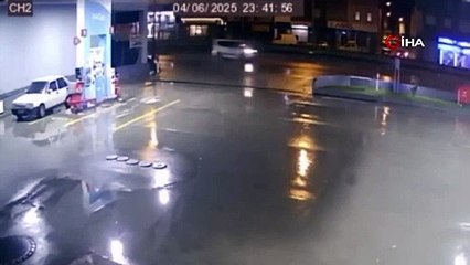 Kontrolden çıkan otomobil duvara ok gibi saplandı! O anlar kamerada