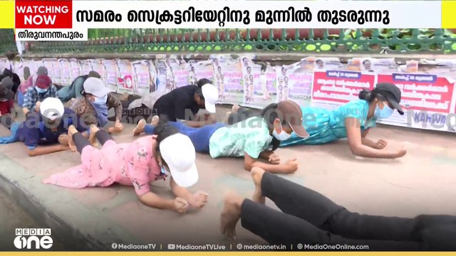 റാങ്ക് ലിസ്റ്റ് അവസാനിക്കാൻ 11 ദിവസം; ‌‌സെക്രട്ടറിയേറ്റിൽ മുട്ടിലിഴഞ്ഞ് പ്രതിഷേധിച്ച് ഉദ്യോഗാർഥികൾ
