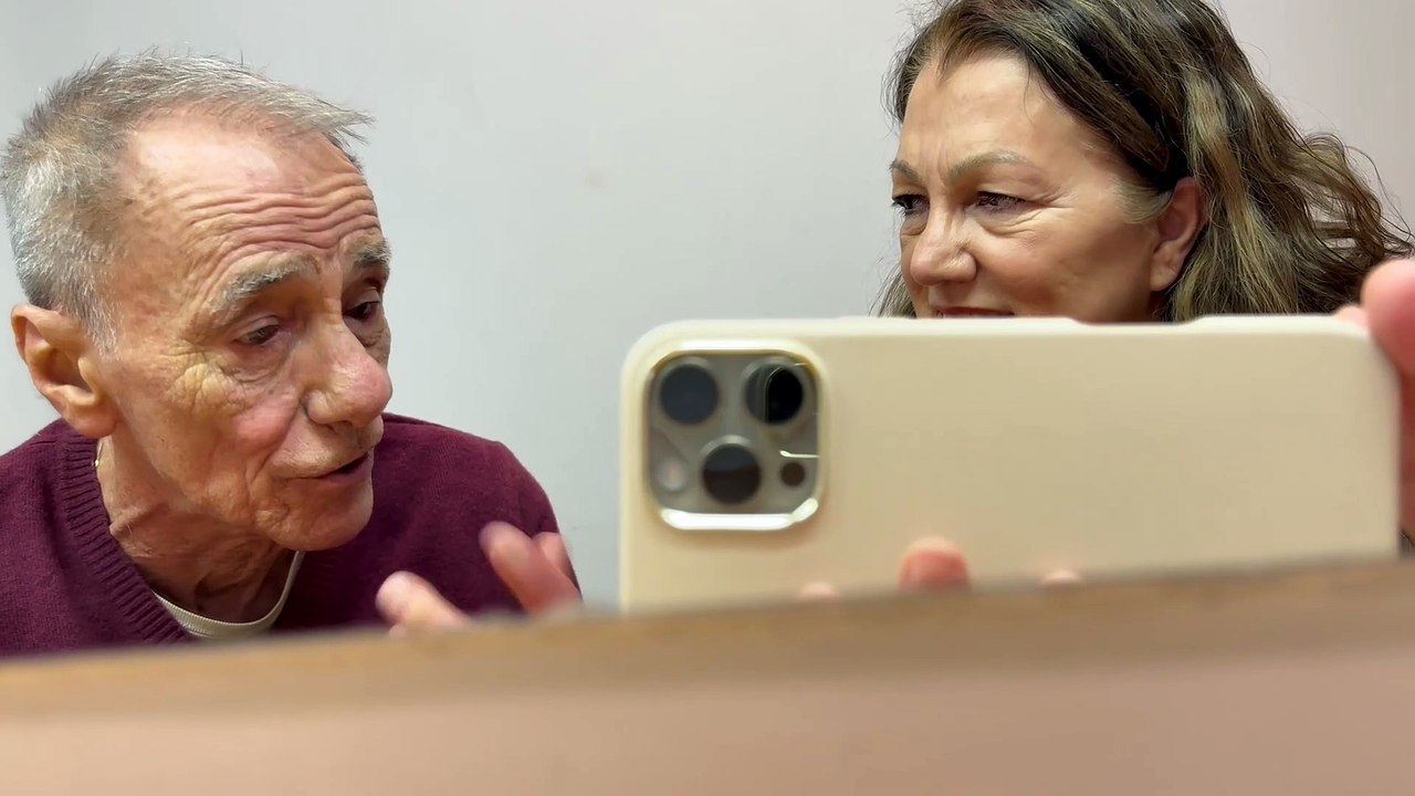 Roberto Vecchioni allo specchio: “La parola è ferita a morte. Quella che non sopporto e quella che amo più di tutte” 