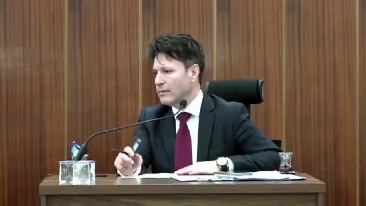 AKP’li başkan CHP’li meclis üyesi konuşurken mikrofonu kapattı: Kes sesini... Kesin sesini!