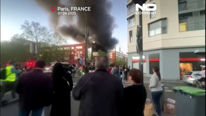 Incêndio de grandes proporções consome central de reciclagem em Paris