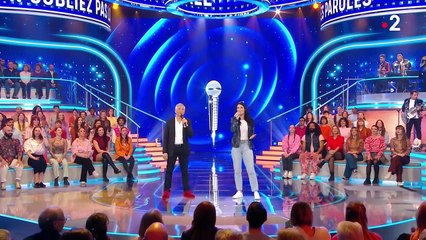 N'oubliez pas les paroles : Natacha se fait aider par Nagui durant l'épreuve de la finale