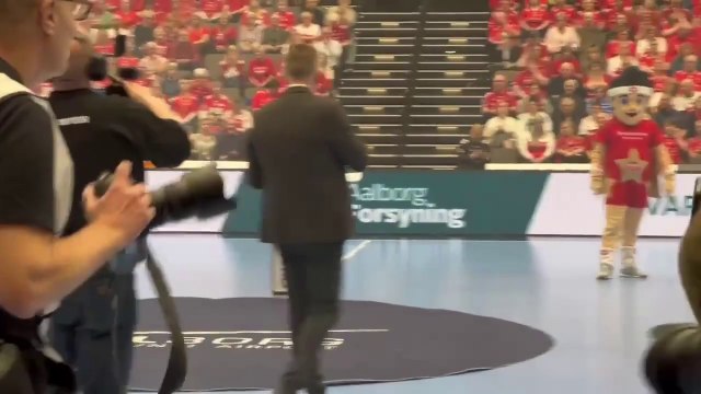 Mogens kom forbi: TV2 Nord-journalist hyldet forud for ligakamp |2025| TV2 NORD