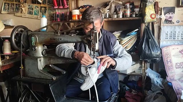 Hayatını ayakkabı tamir ederek kazandı