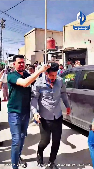 كادر قناة الجنوب في محافظة ذي قار يتعرض للاعتداء من قبل قوات مكافحة الشغب اثر التدافع خلال تغطيته للكوادر التربوية