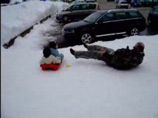 chute de papi guy à la luge