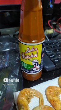 comiendo gambas camarones mariscos seco deshidratado con salsa picante huichol