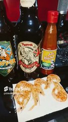 un día domingo en la oficina comiendo botanas camarones secos con cerveza de colección