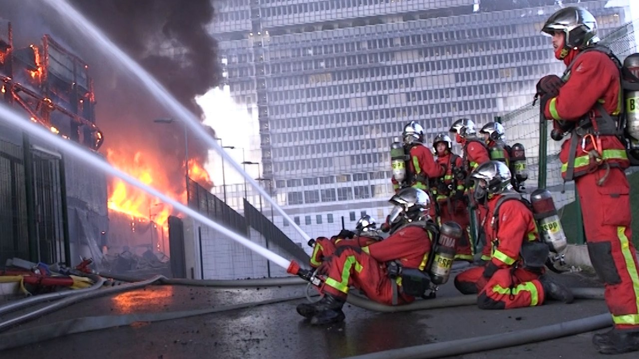 Paris : la nuit de lutte des soldats du feu pour éteindre l'immense incendie de porte de Clichy