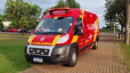 Mulher é socorrida após sofrer queda de patinete em frente ao HUOP