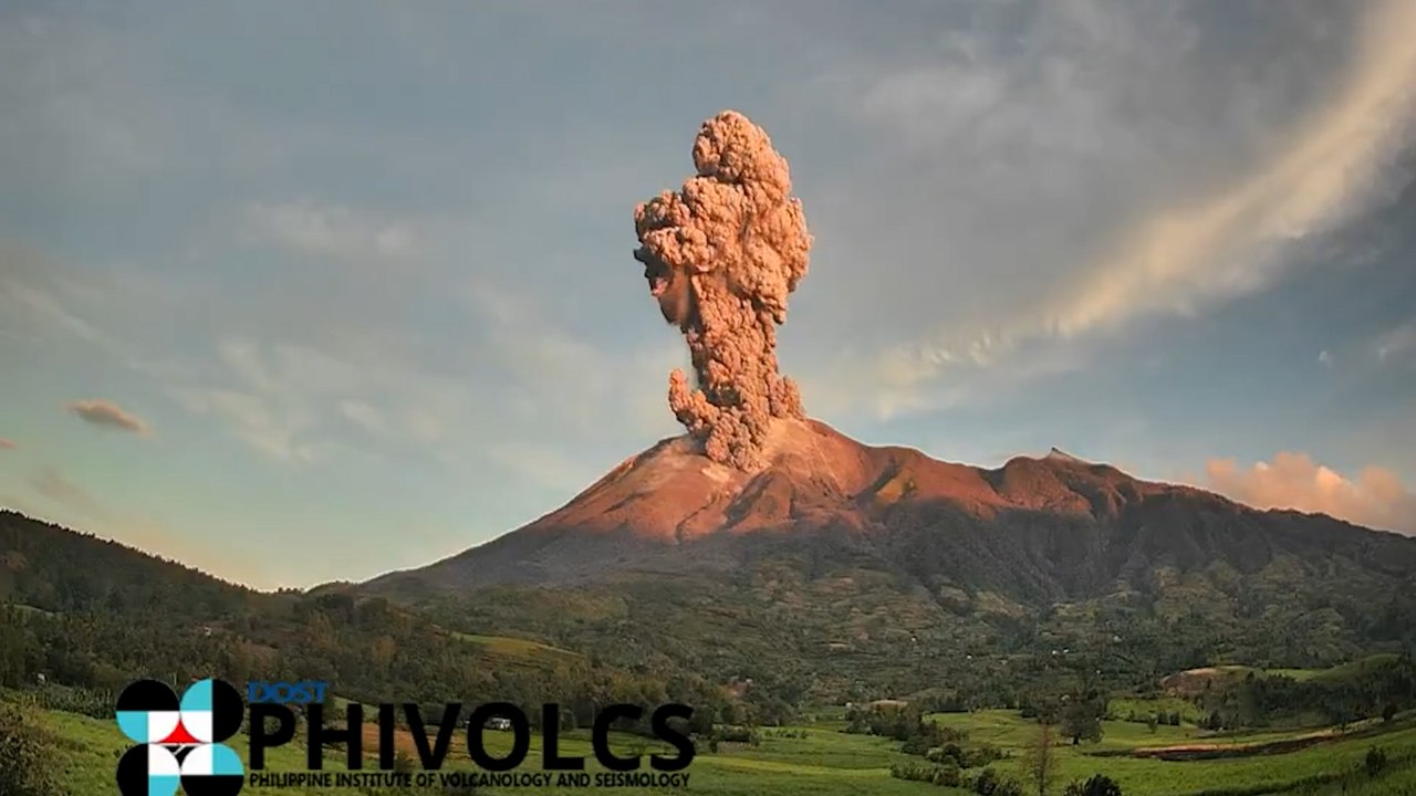 Momento de la erupción del volcán del Monte Kanlaon en Filipinas