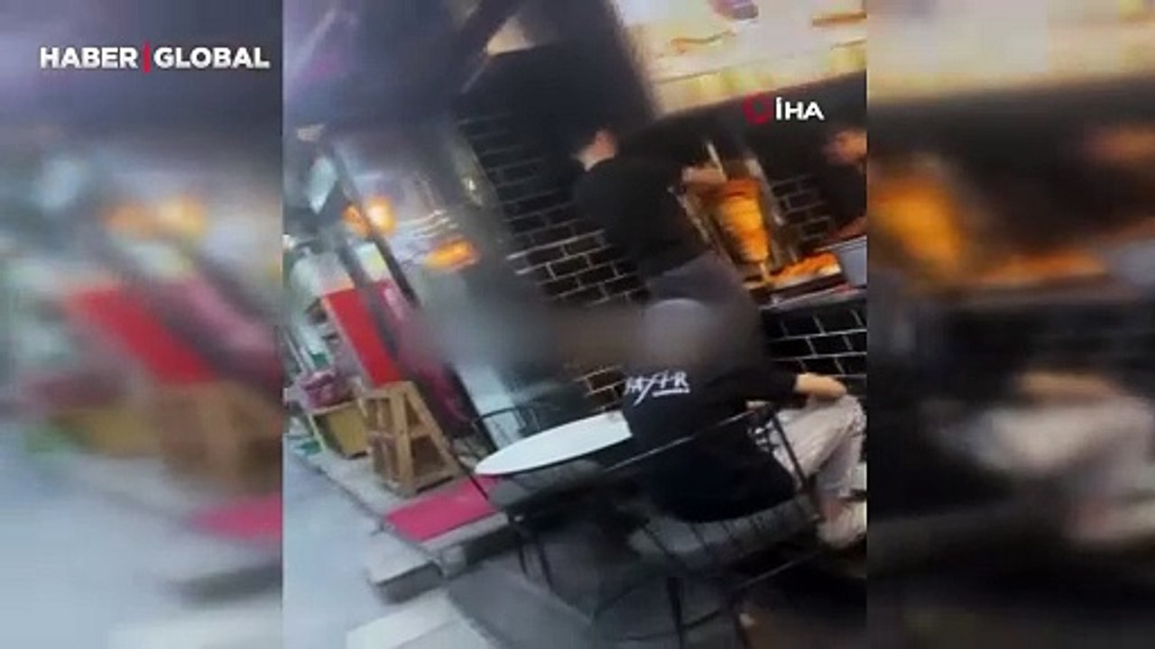 Pes dedirten görüntü: Pişmiş dönerin üzerine çiğ tavuk eklerken cep telefonu kamerası ile kaydedildi