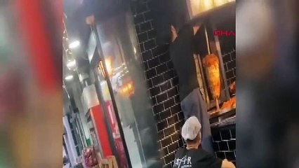 Pişmiş dönerin üzerine çiğ et eklerken yakalandılar
